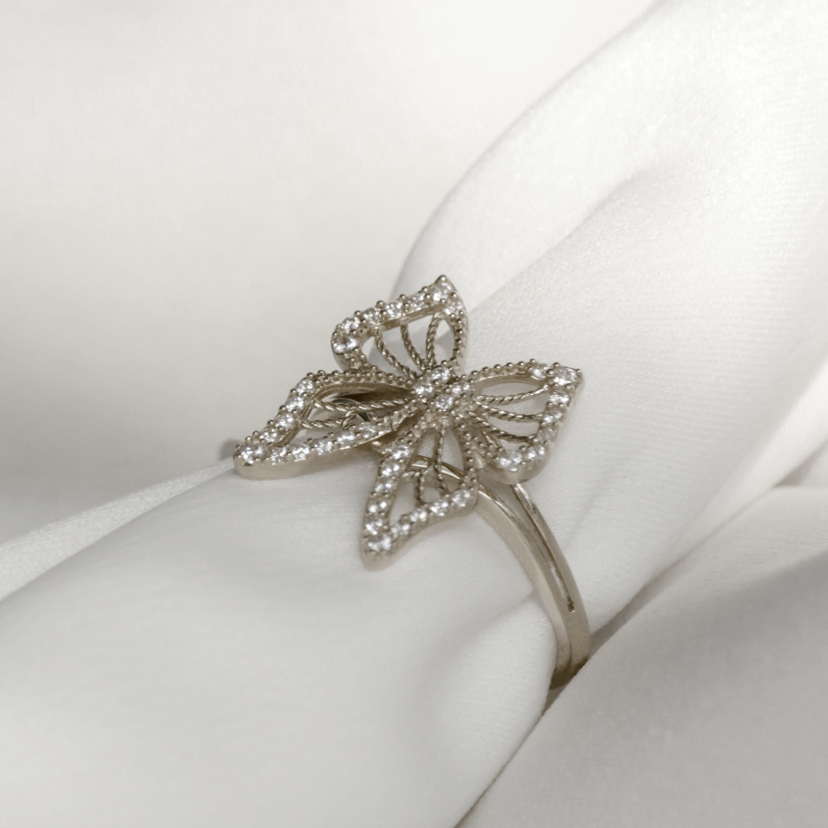 Anillo mariposa de plata con circonitas.