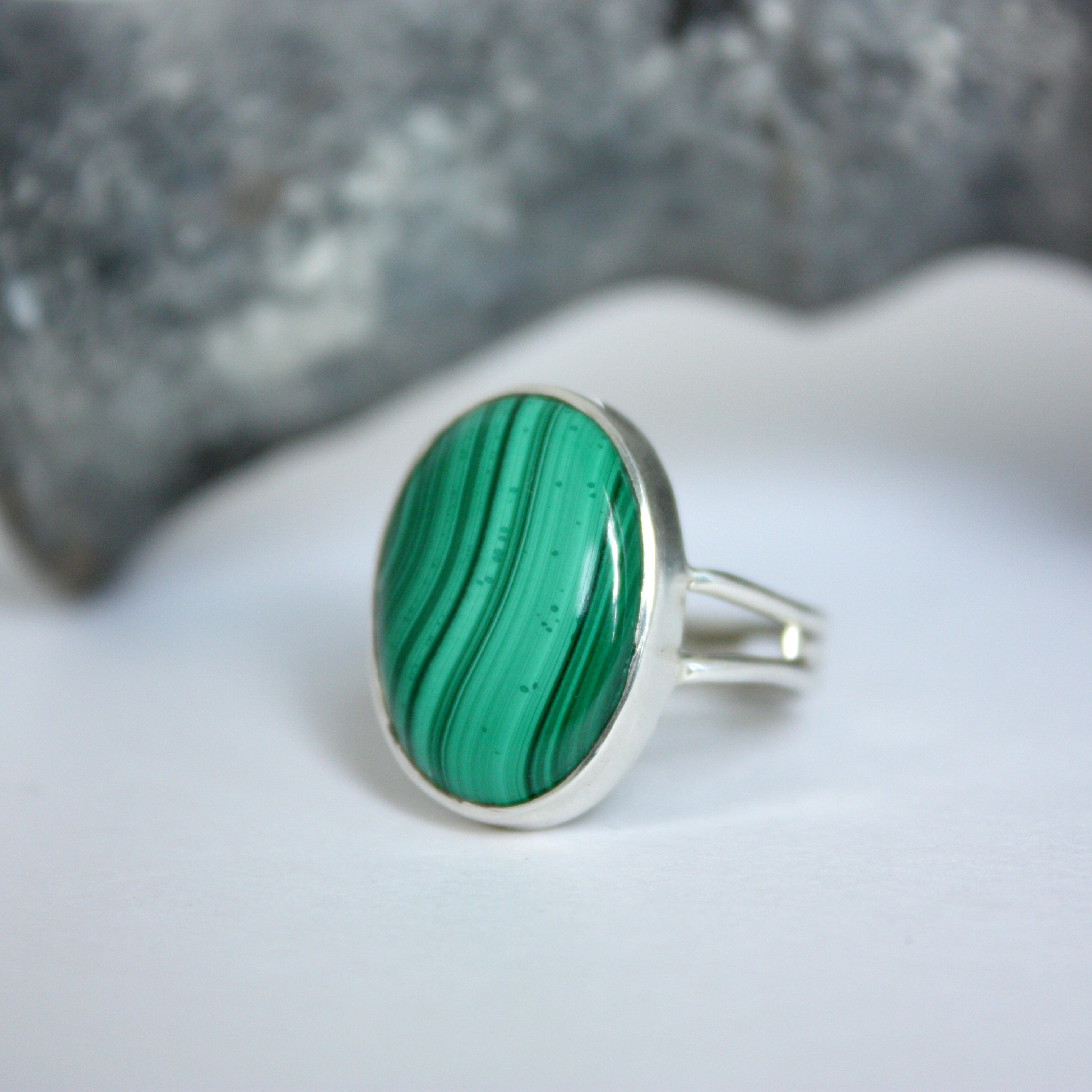 Anillo de plata con malaquita talla cabujón.