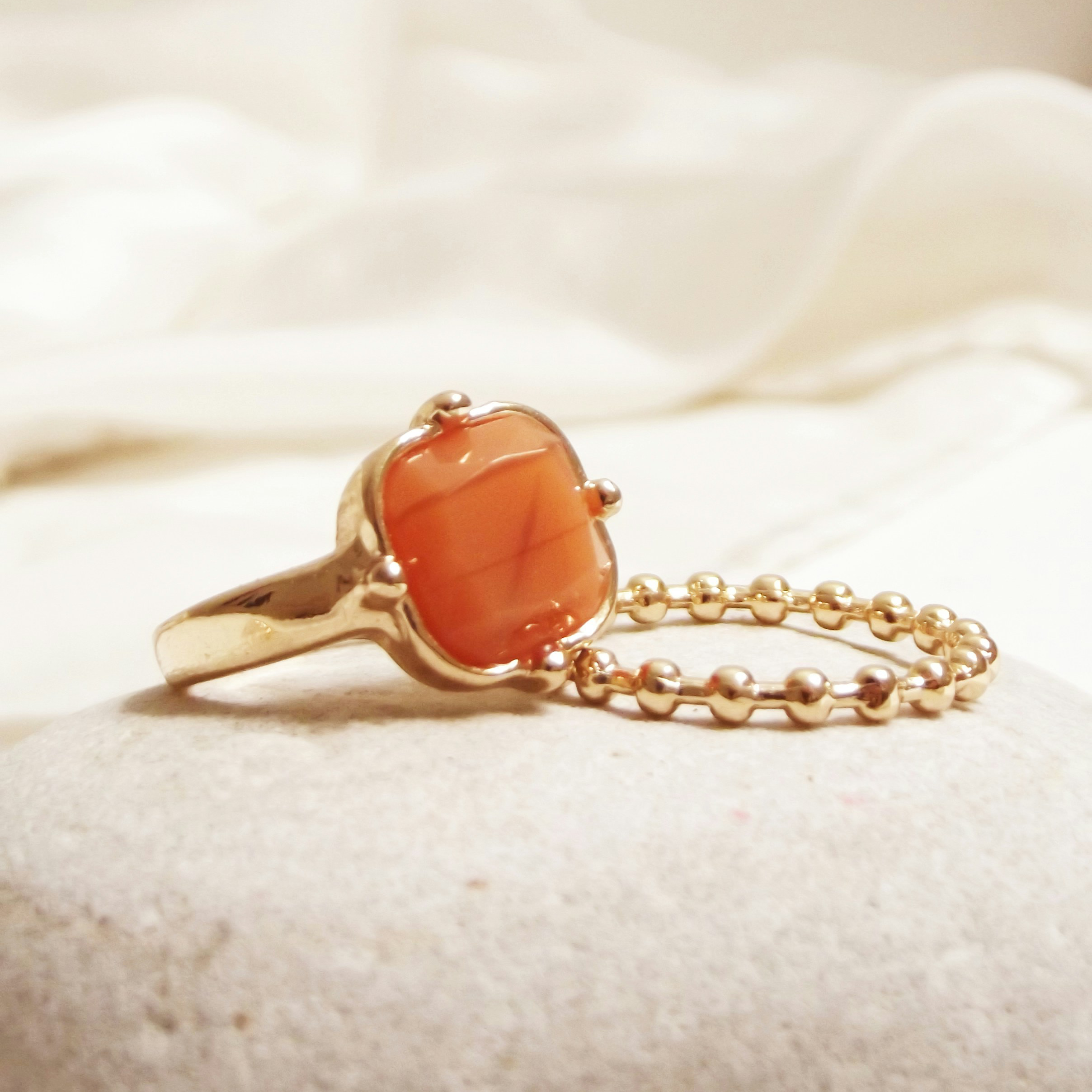 Anillo de oro con ágata anaranjada talla cabujón.