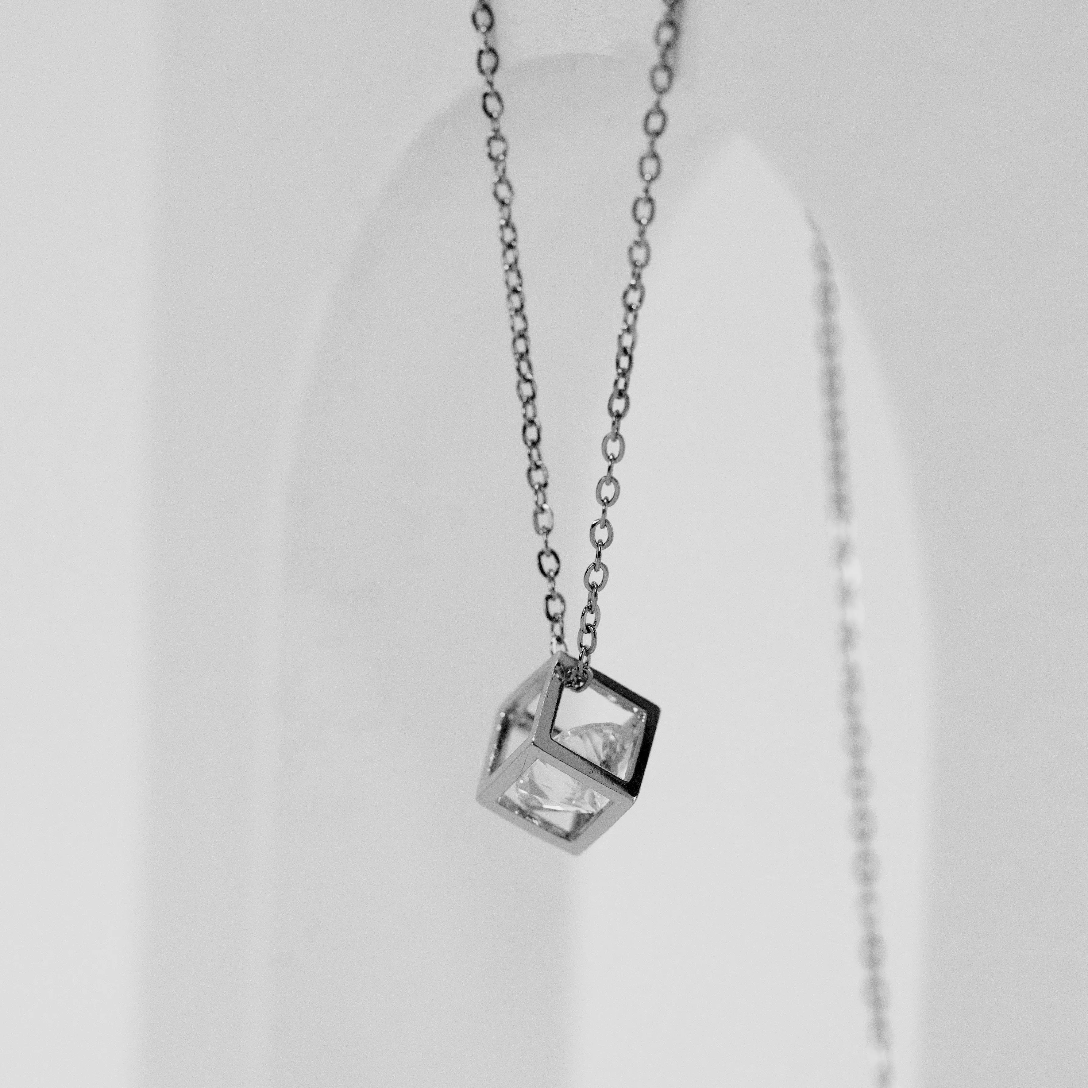 Colgante cubo de plata con circonita.