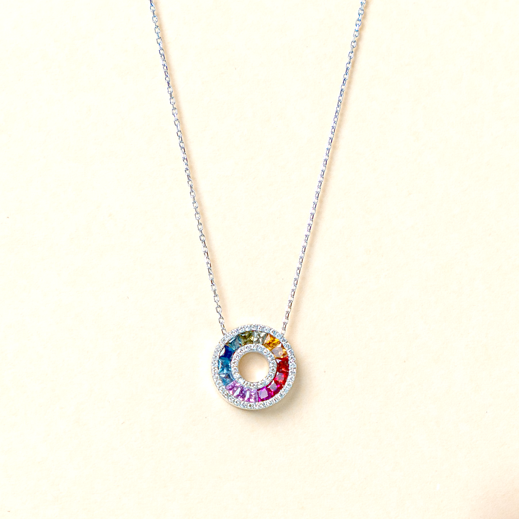 Colgante de plata círculo con cristales de colores.