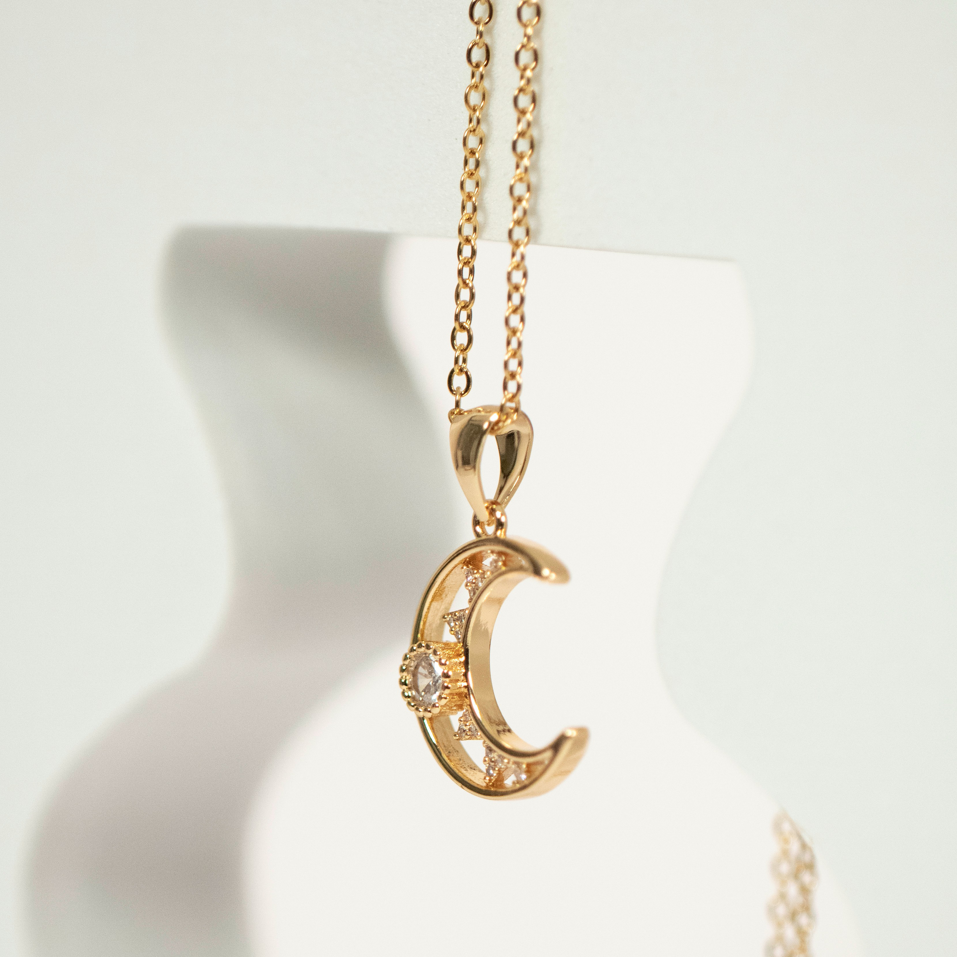 Colgante luna de oro con circonitas.
