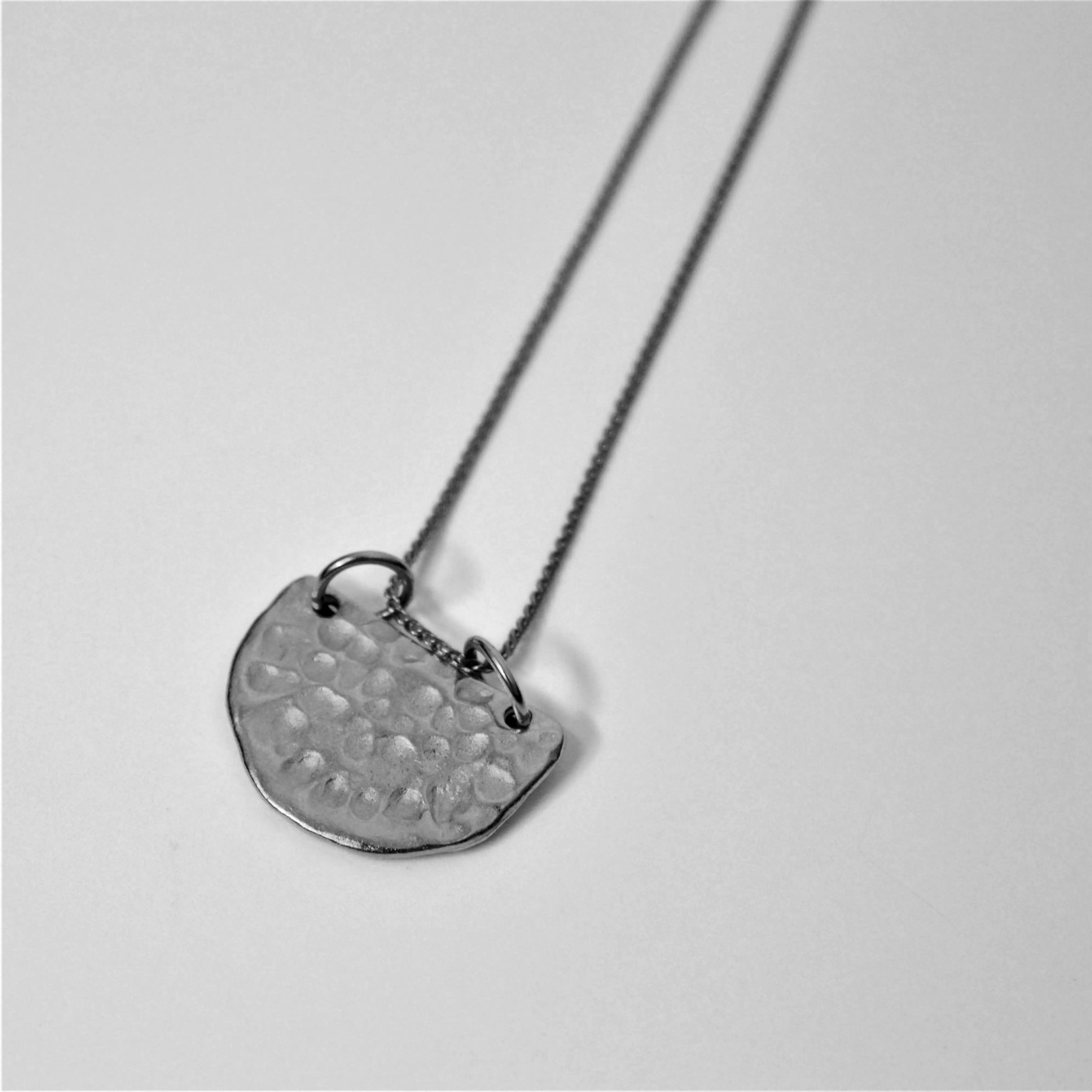 Colgante de plata con pieza texturizada.