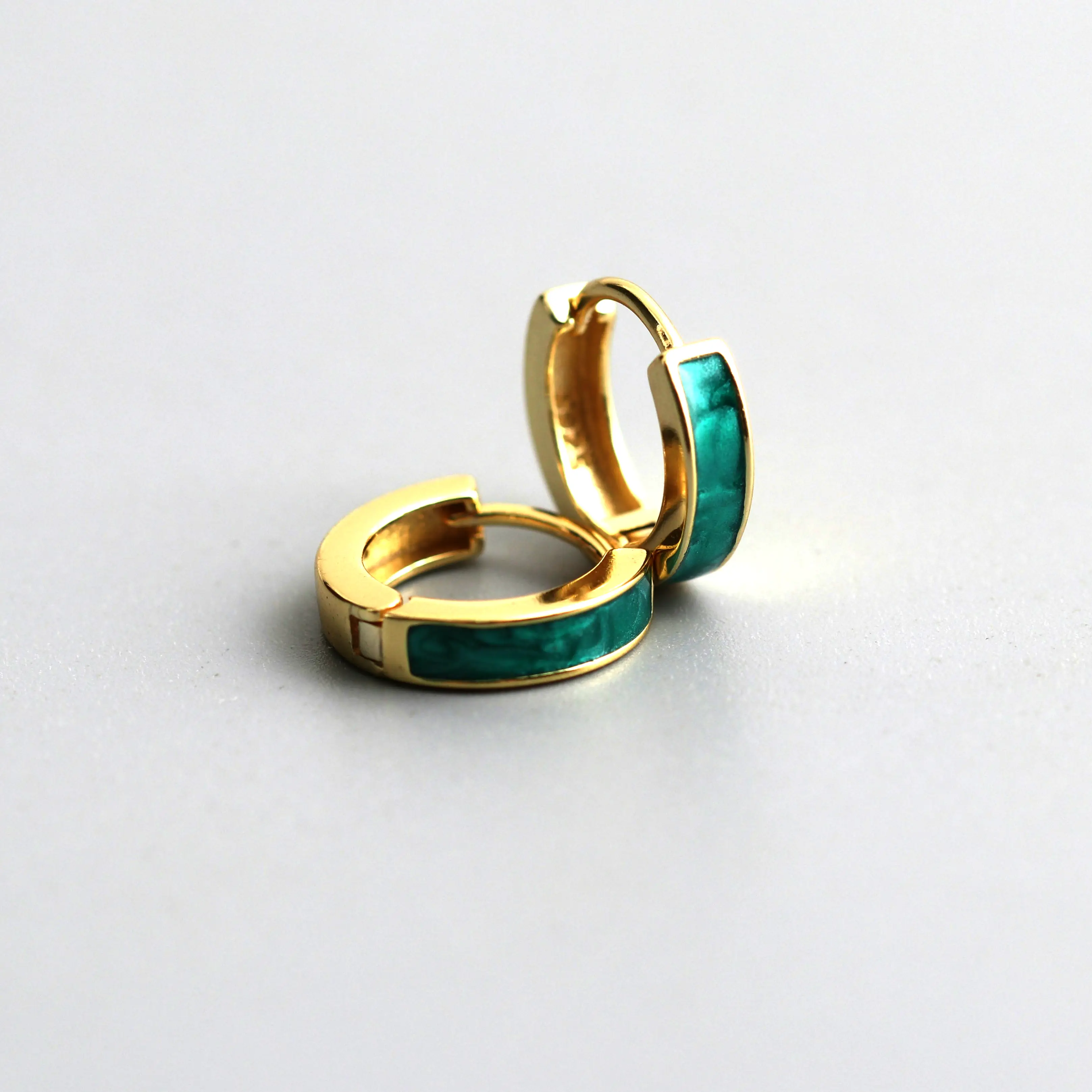 Pendientes aro de oro con malaquita.