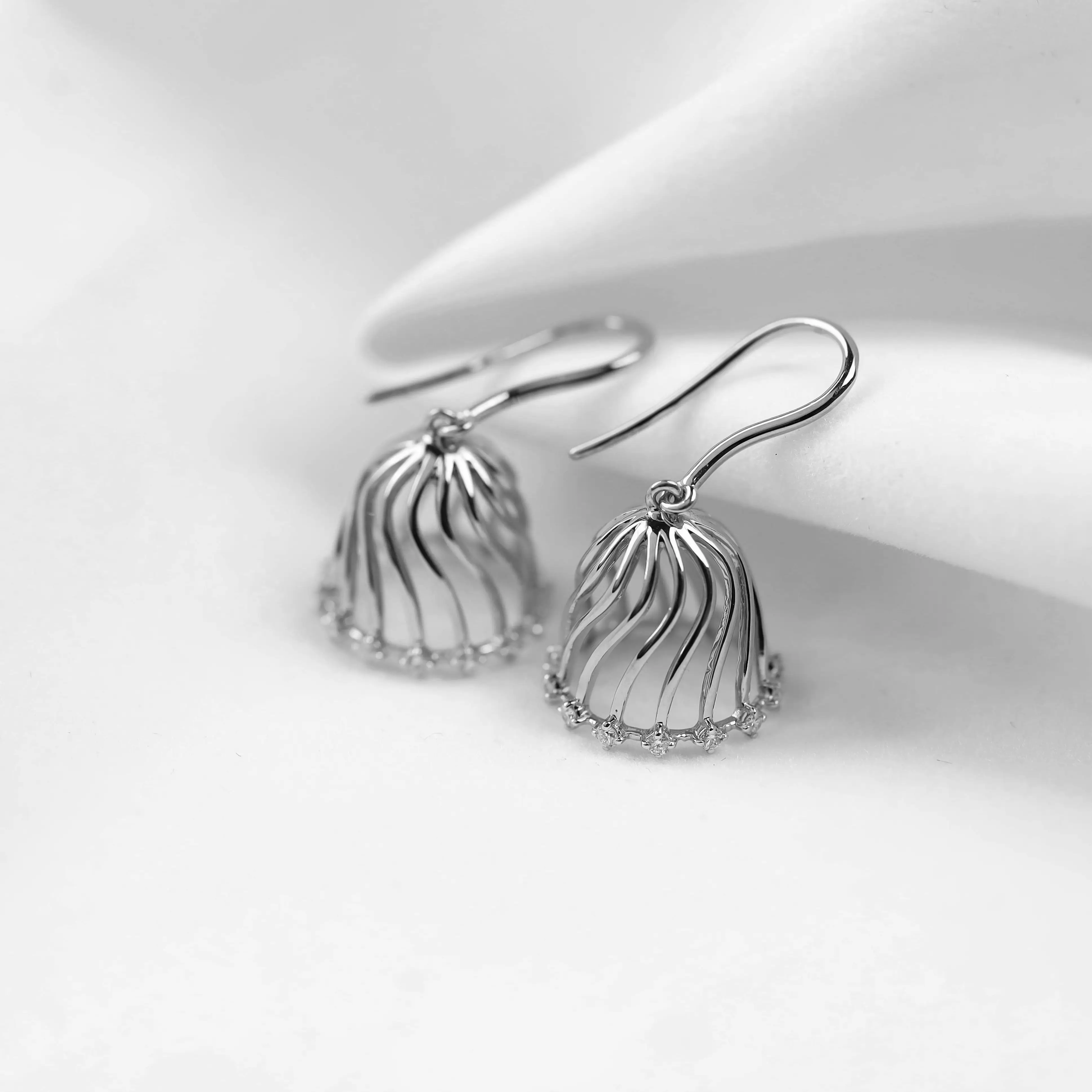 Pendientes campanilla de plata con circonitas.