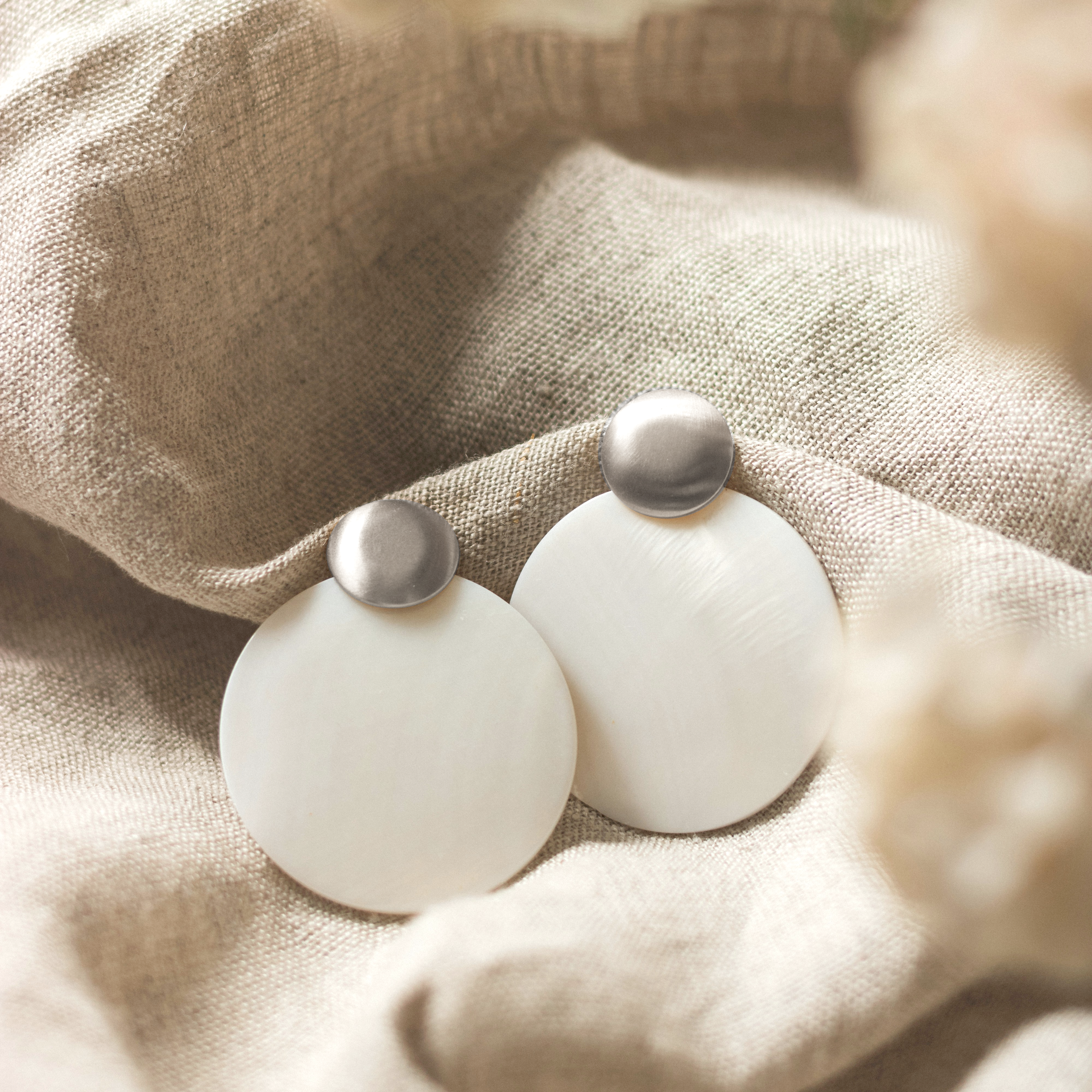 Pendientes de plata circulares con nácar.