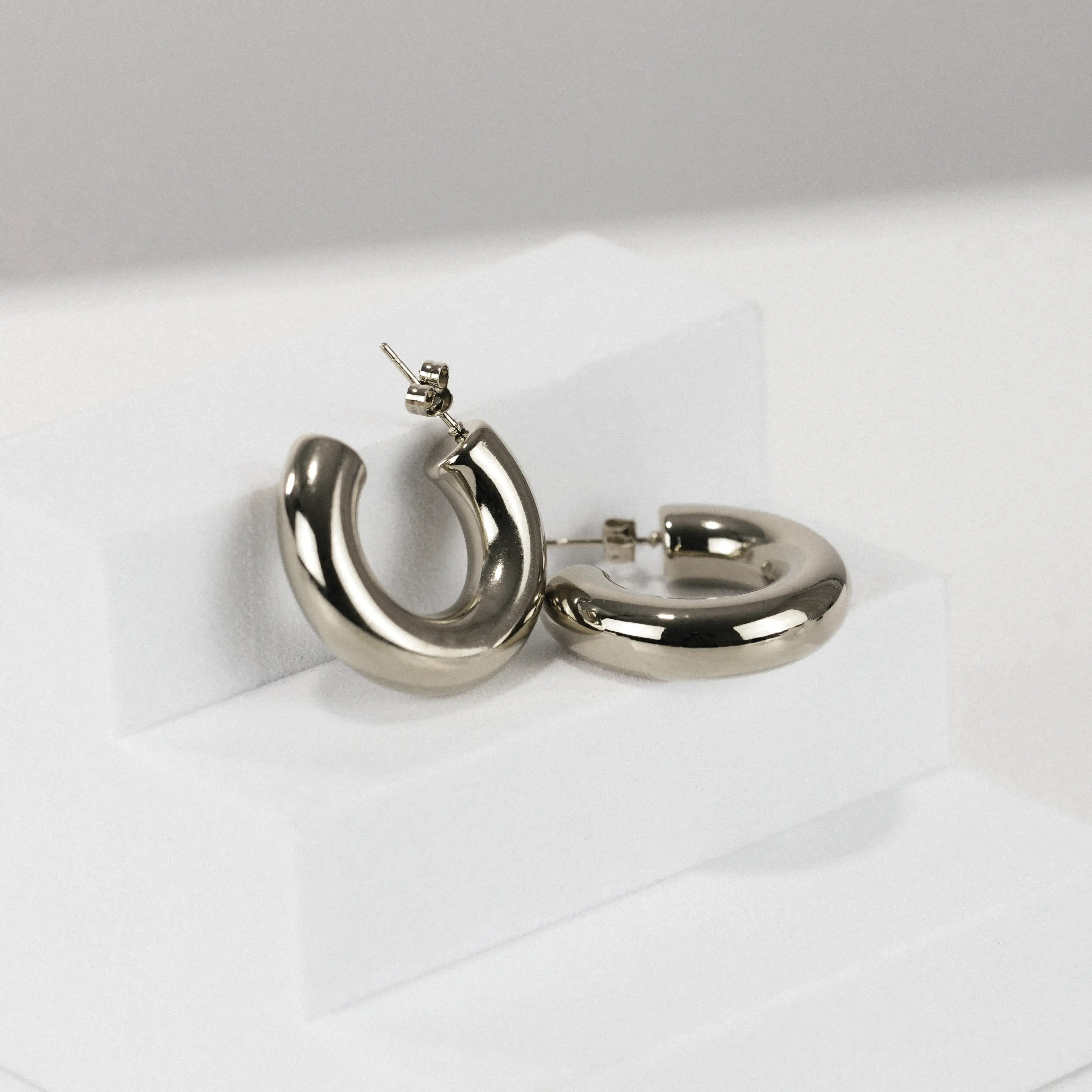 Pendientes de plata de aro grueso.