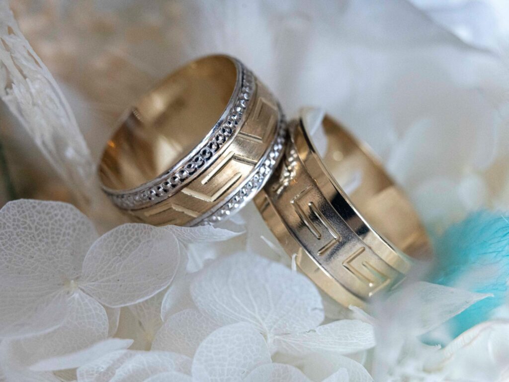 Alianzas con cenefa de greca.