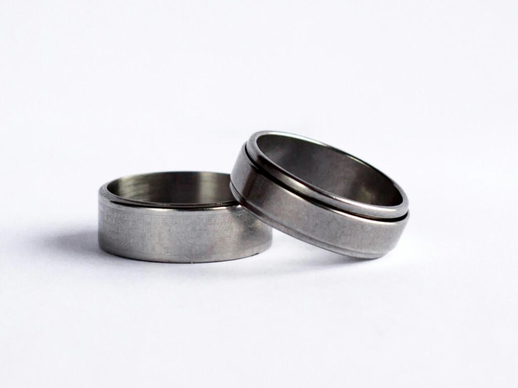 Alianzas lisas de plata.