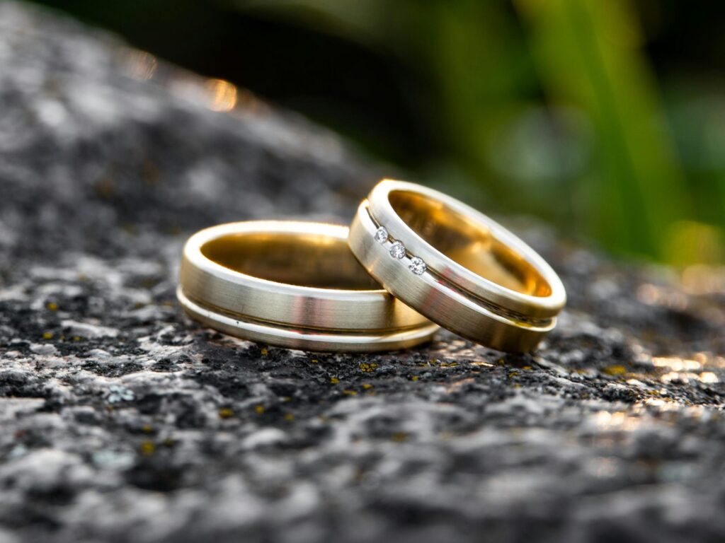 Alianzas de oro acanaladas con brillantes.