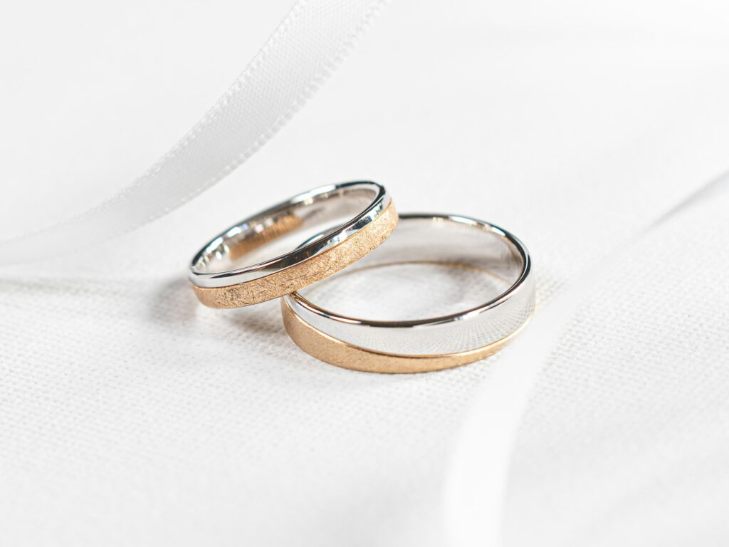 Alianzas de oro blanco y amarillo.