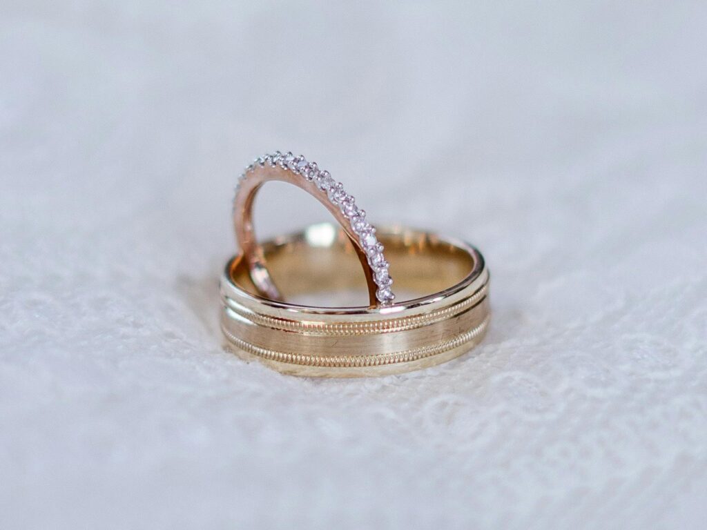 Alianzas de oro con brillantes.