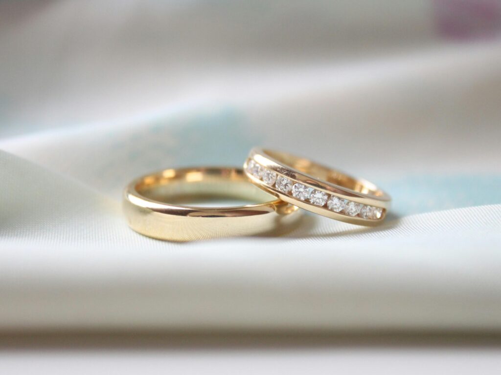 Alianzas de oro con pavé de brillantes.