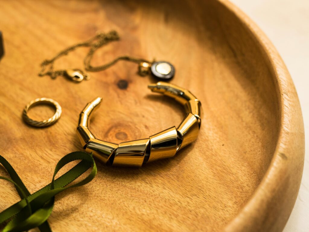 Brazalete, colgante y anillo.