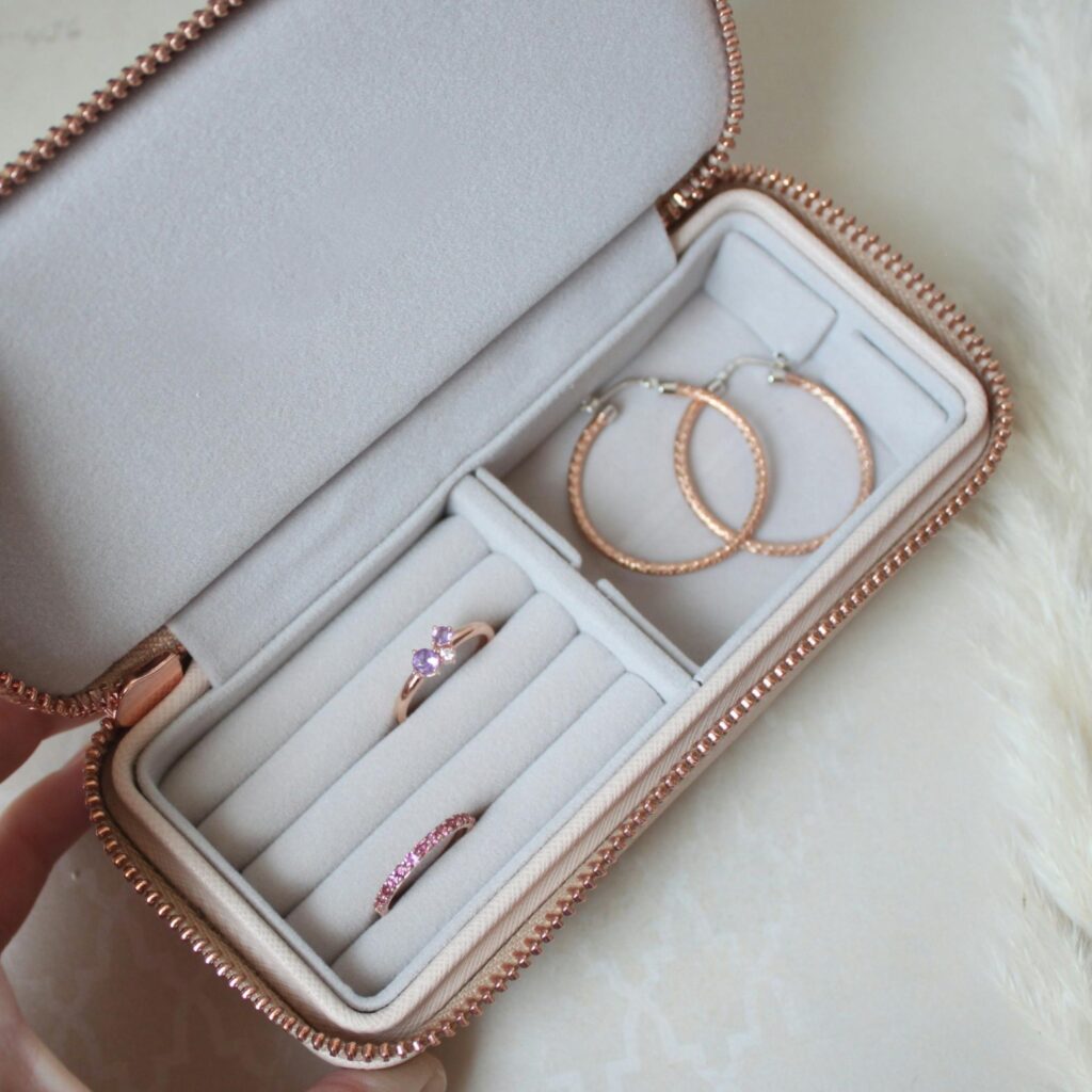 Joyero con anillos y pendientes.